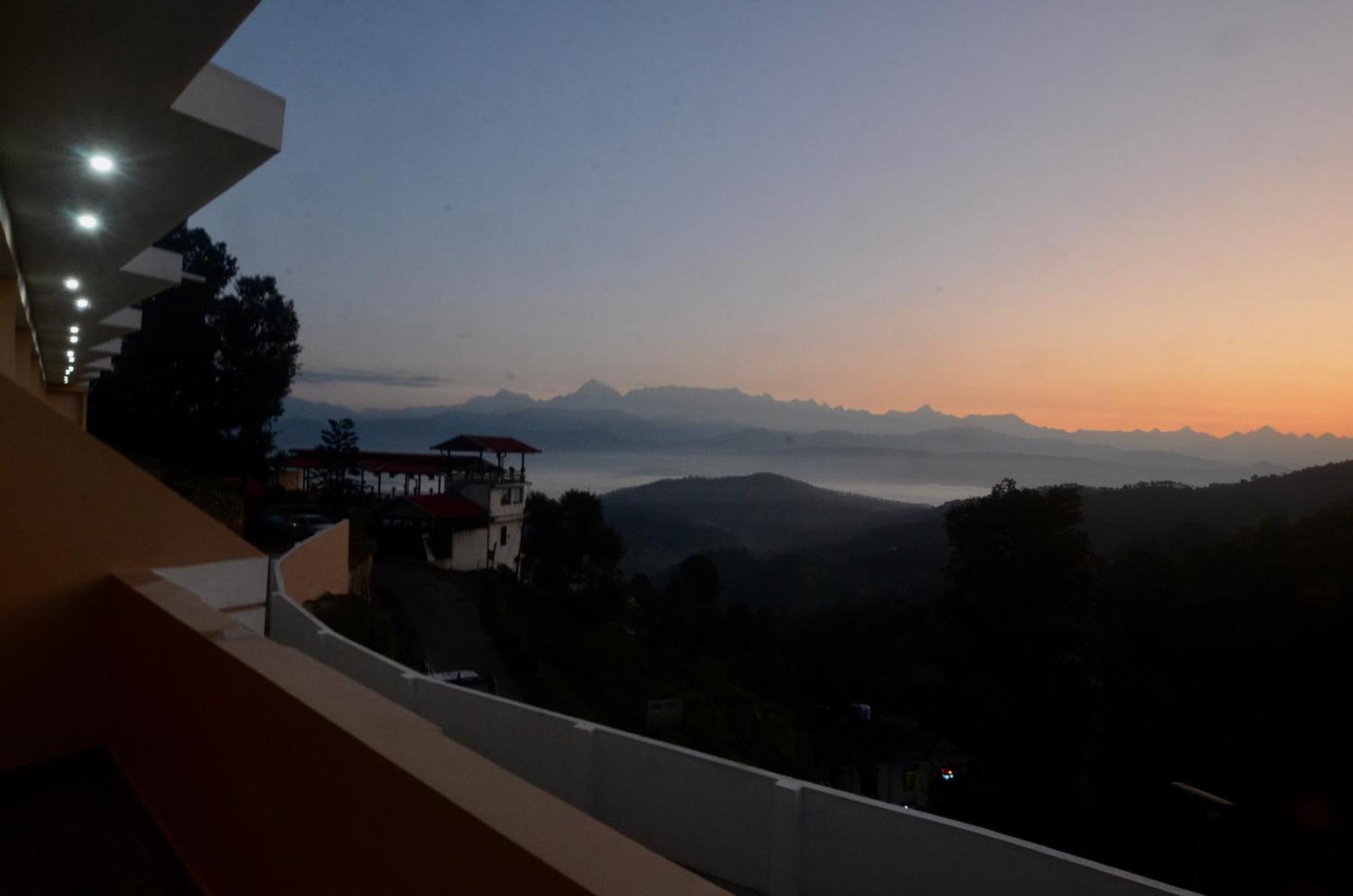 Uttarakhand Resort Kausani Buitenkant foto