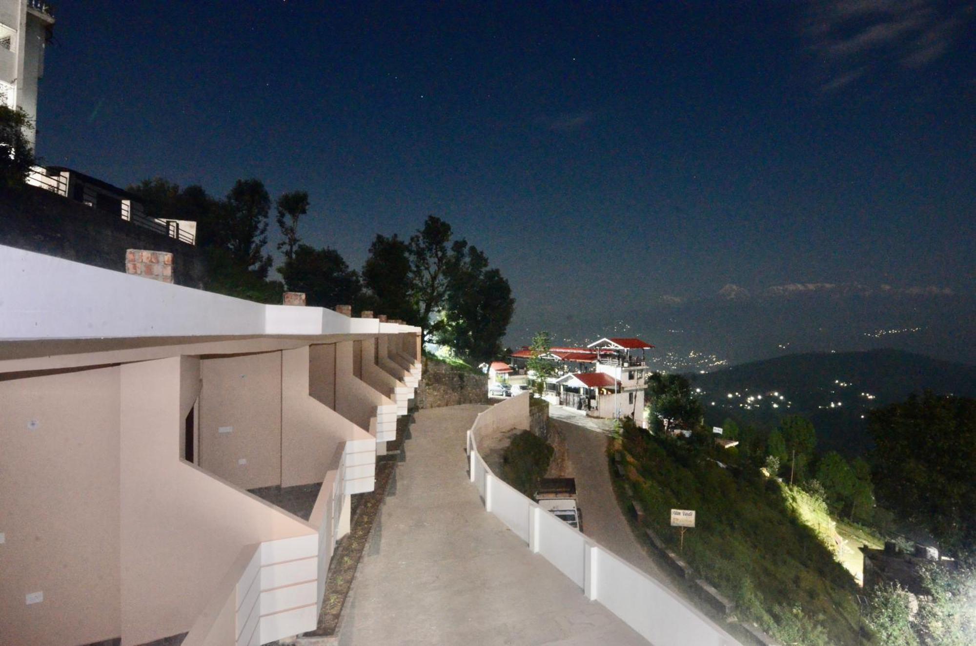 Uttarakhand Resort Kausani Buitenkant foto