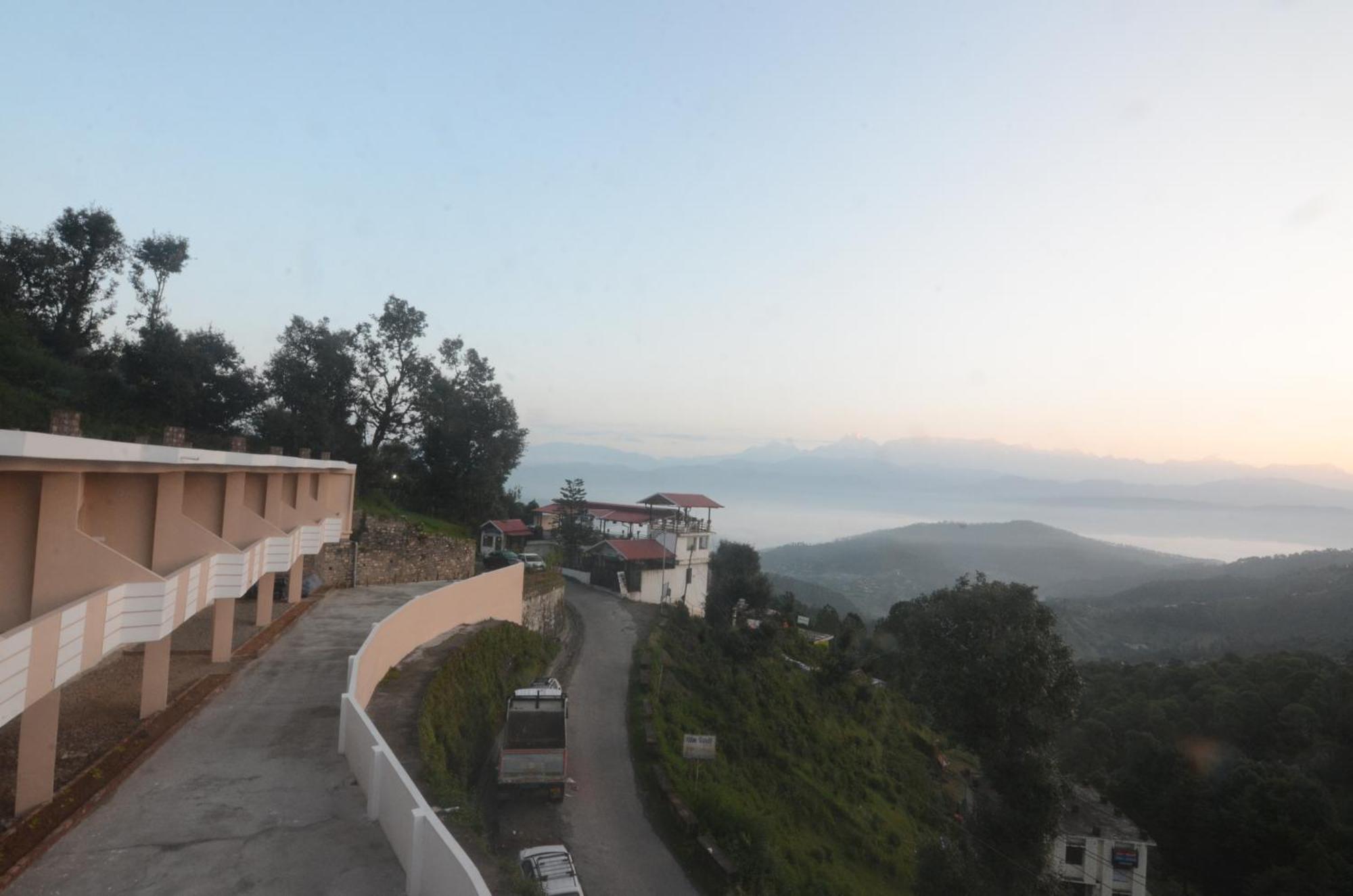Uttarakhand Resort Kausani Buitenkant foto