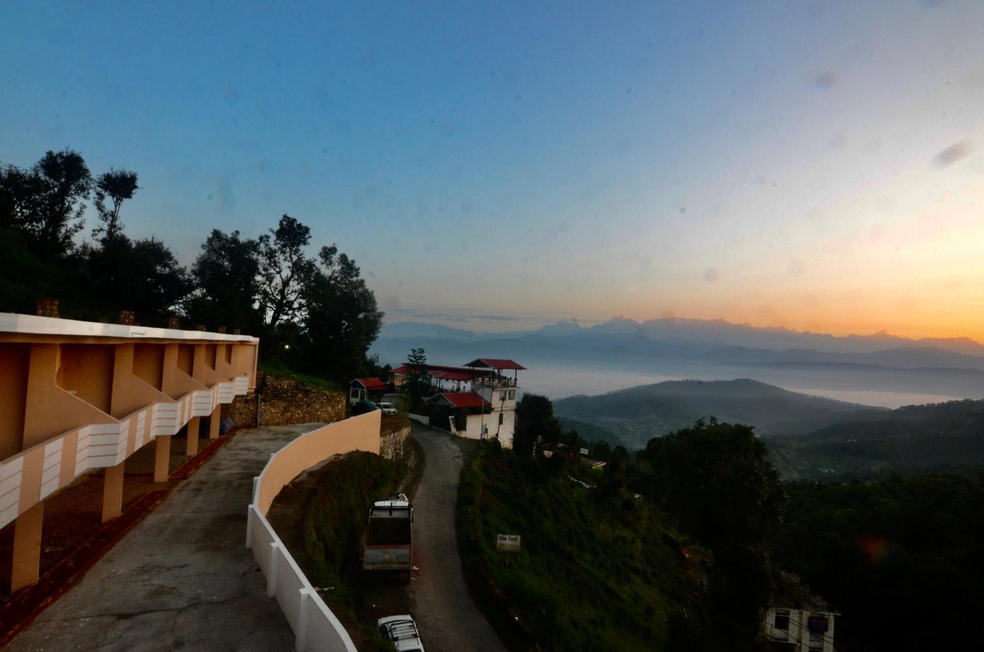 Uttarakhand Resort Kausani Buitenkant foto